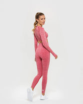 امرأة ترتدي بلوزة نسائية قصيرة الأكمام بدون خياطة من BEST Move باللون الأحمر مارل.